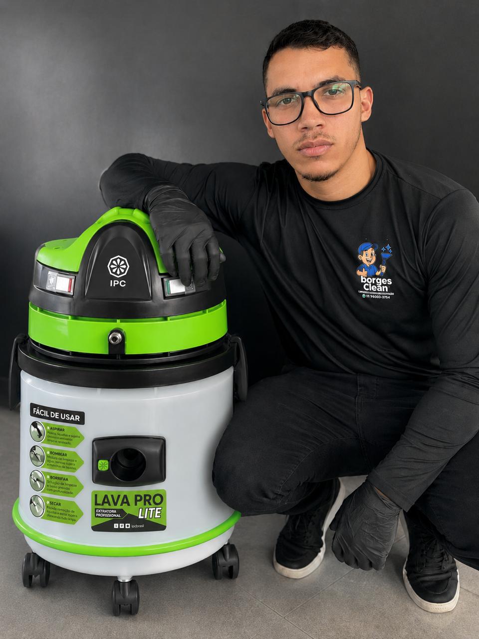 Profissional Borges Clean com equipamento de higienização de estofados